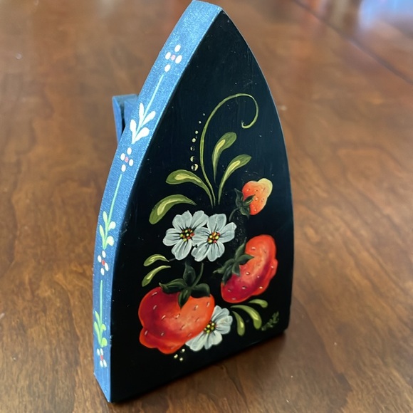 Hand painted Strawberry Wood Iron recipe card holder stand - Picture 5 of 7